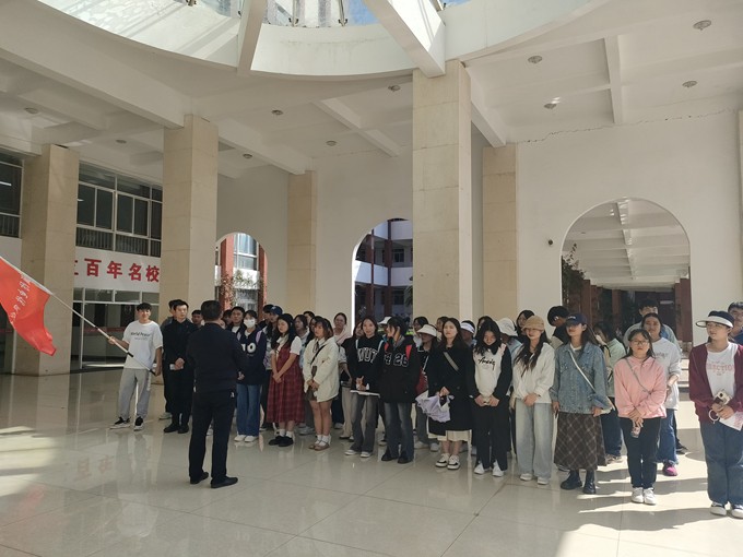 图一   社团指导老师做出发前动员_副本.jpg